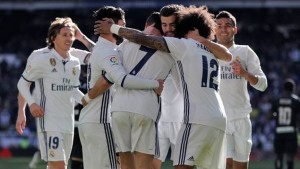 El Madrid golea al Granada e iguala récord invicto