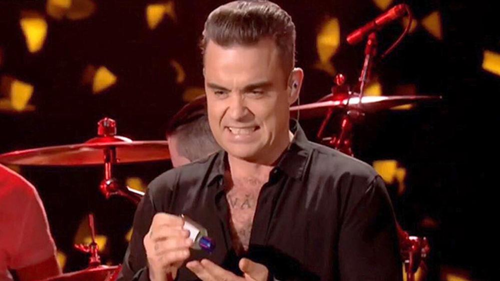 Robbie Williams desinfectó sus manos tras tocar a fans en un show