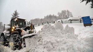 Una avalancha de nieve cubrió un hotel en Italia: hay al menos 20 personas atrapadas