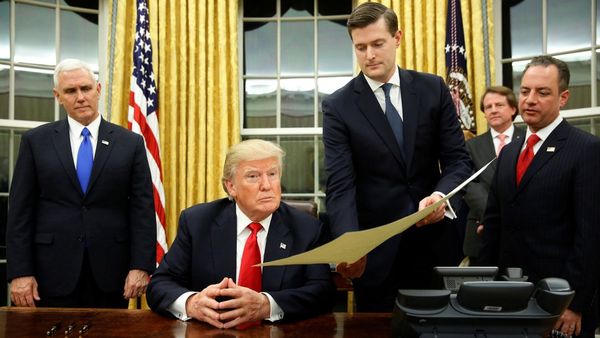 Donald Trump firmó su primera orden ejecutiva, "aliviar las cargas del Obamacare"