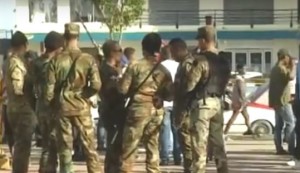 Buhoneros de Villa Mella se encuentran pacíficos, militares continúan firmes en la zona