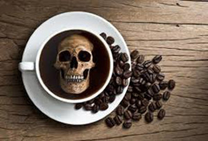 Dos estudiantes casi pierden la vida al consumir una dosis de 300 cafés