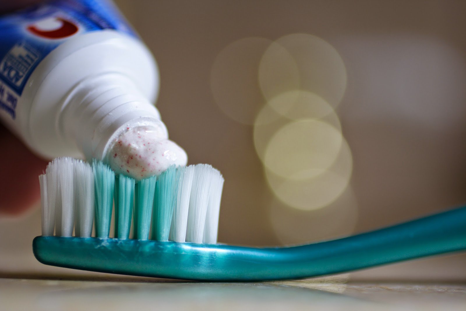 Científicos advierten que dentífricos y chicles pueden producir cáncer