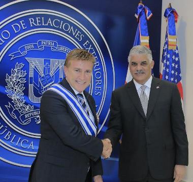 Miguel Vargas condecora embajador EEUU