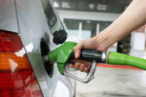 MIC baja los precios de los combustibles