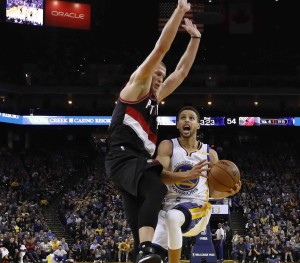 Stephen Curry marca 35 puntos en victoria de Warriors