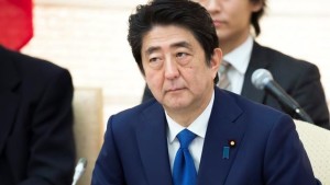 Abe pedirá a Trump que mantenga la presencia militar de EEUU en Japón