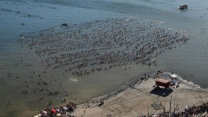 Baten el Récord Guinness de personas flotando en un lago