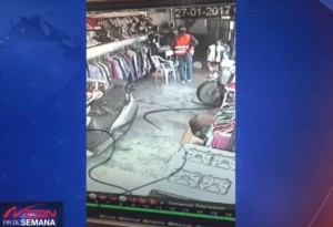 Cámara de seguridad capta ladrón robando celular a empleada de tienda en Moca