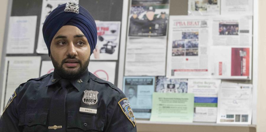 "Mi turbante es parte de mí", alega Mandeep Singh, uno de 160 sijs que trabajan en el Departamento de Policía de la ciudad de Nueva York. (AP)