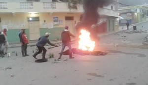 Residentes vuelven a protestar en reclamo arreglo de sus calles en San Cristóbal