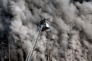 Decenas de heridos y desaparecidos al derrumbarse un edificio de 15 plantas en Teherán