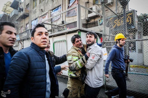 Decenas de heridos y desaparecidos al derrumbarse un edificio de 15 plantas en Teherán