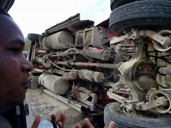 Sale ileso conductor de camión volcado en Las Salinas de Barahona