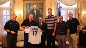 Inmortal de Cooperstown Randy Johnson visita al presidente Medina 