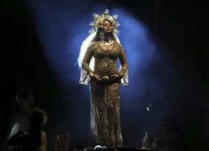 Beyoncé deslumbró en los Grammy 2017 con una impactante presentación