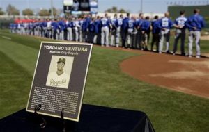 Los Reales de Kansas City guardan un minuto de silencio en memoria del lanzador dominicano Yordano Ventura, antes de un juego de pretemporada ante los Rangers de Texas, el sábado 25 de febrero de 2017, en Surprise, Arizona (AP Foto/Charlie Riedel)