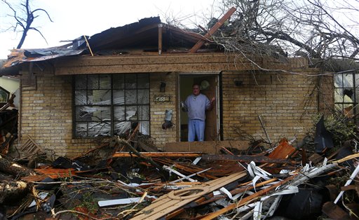 Tormenta y tornados dañan decenas de casas en San Antonio