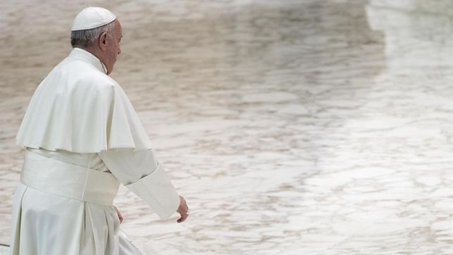 Francisco admite que "hay corrupción" en Vaticano, en coloquio con religiosos