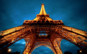 Instalarán muro de cristal blindado en la Torre Eiffel para reforzar la seguridad
