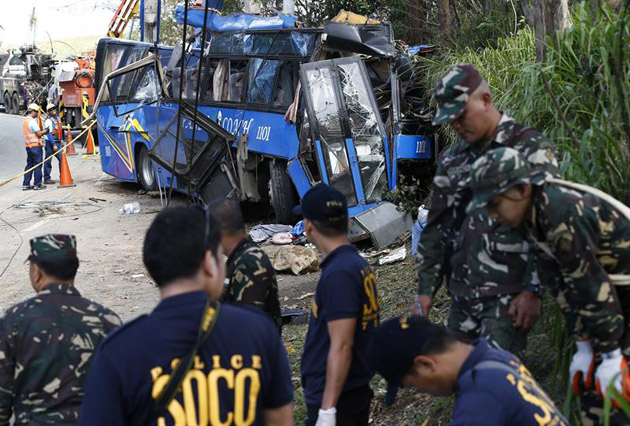 Al menos 14 muertos al colisionar un autobús que transportaba estudiantes en Filipinas