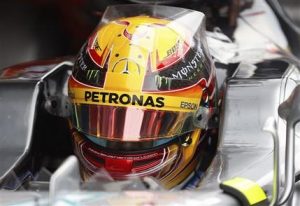 El piloto de Mercedes, Lewis Hamilton, aparece sentado en su vehículo durante una prueba de pretemporada de la F1 el martes, 28 de febrero de 2017, en Montmelo, España. (AP Photo/Francisco Seco)