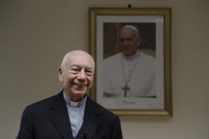 Asesores defienden al papa ante críticas de conservadores