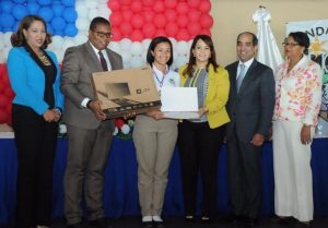 Karen Ricardo y Fundación Fiel reconocen estudiantes meritorios en “Día Nacional del Estudiante”
