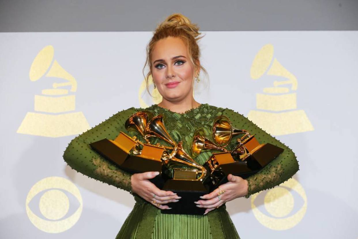 Presidente Grammy negó racismo por triunfo de Adele ante Beyoncé