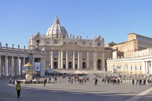 Vaticano perseguirá uso impropio y lucrativo de imagen del papa