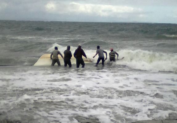 Naufraga embarcación con al menos 17 personas en costa de playa Esmeralda en Miches