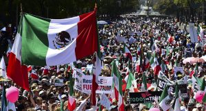 Miles marchan en México para exigir respeto a Trump