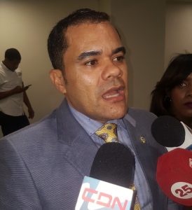 Diputado Elias Báez dice inseguridad hace que vaya armado al Congreso
