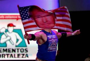 En México, un luchador despierta el odio por apoyar a Trump