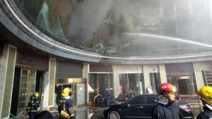 Al menos 10 muertos y 13 heridos tras incendio en hotel de China