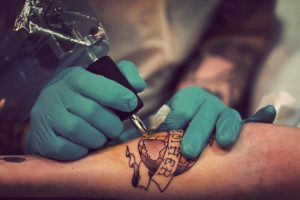 Comisión Europea advierten tinta de tatuajes puede conllevar riesgos sanitarios
