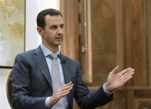En esta imagen difundida por la agencia noticiosa oficial de Siria, SANA, el presidente de Siria Bashar Assad, habla durante una entrevista con Yahoo News en Damasco, Siria, el viernes 10 de febrero de 2017. Assad dijo que 