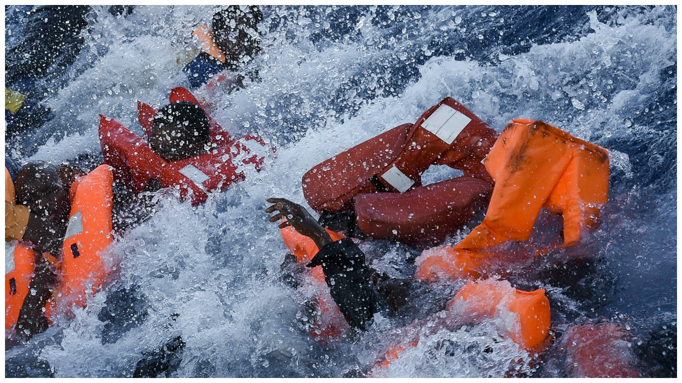 Media Luna Roja: 74 migrantes se ahogan ante costa de Libia