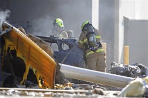 Bomberos trabajan en el lugar donde se estelló un avión de pequeño tamaño, en Melbourne, Australia, el 21 de febrero de 2017. (Joe Castro/AAP Image via AP)