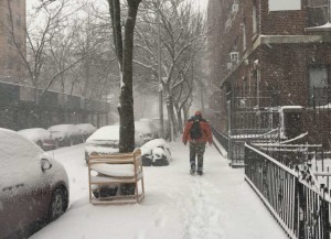 Neoyorquinos salen a la calle a pesar de la intensa nevada