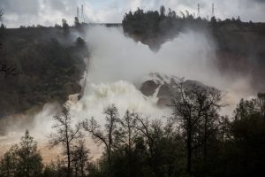 Los evacuados por la represa en California vuelven a casa pero sigue la emergencia