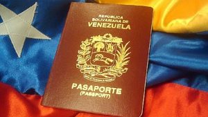 Escasez y corrupción: la odisea de los venezolanos para conseguir el pasaporte