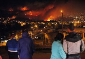 Nuevo incendio forestal deja 40 casas quemadas y más 3.000 evacuados en Chile
