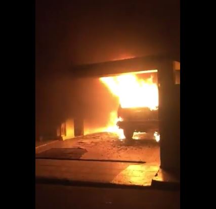 Se incendia yipeta en la marquesina de una vivienda en Cotuí
