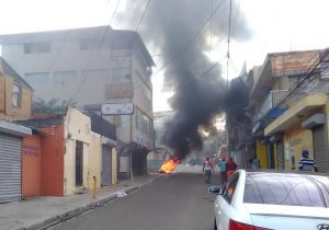 Carretilleros queman neumáticos en el hospedaje Yaque de Santiago