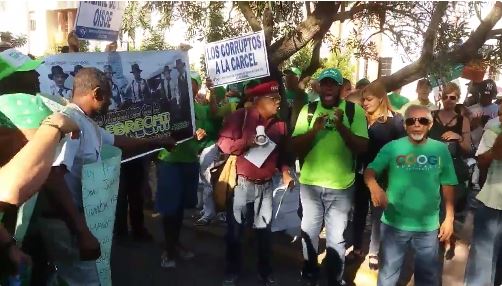 Organizadores de marcha contra la impunidad llegan al Palacio Nacional para entrega de firmas del “Libro Verde”