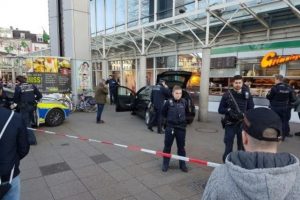 Un auto que arremete contra peatones en Alemania deja un muerto y dos heridos