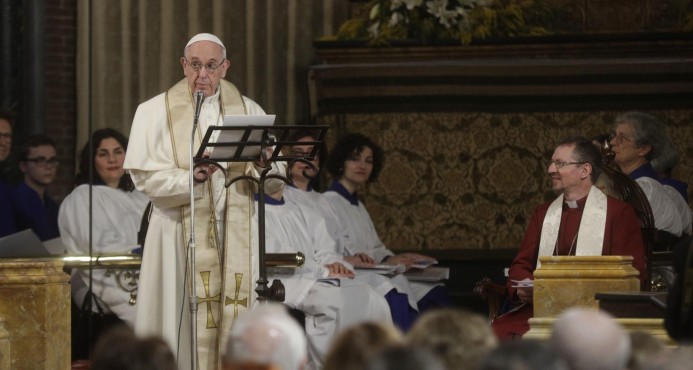 Francisco visita iglesia anglicana en Roma, la primera que hace un papa