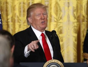 Más de la mitad de estadounidenses desaprueba gestión Trump, según encuesta