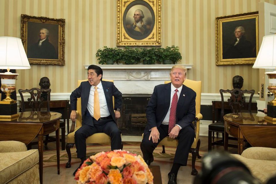El incómodo saludo entre Donald Trump y Shinzo Abe